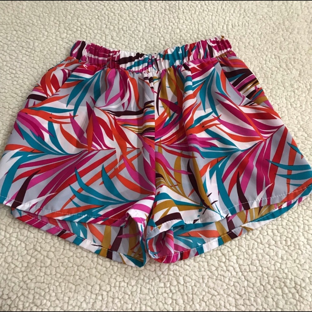 Tyche Boutique Stretch Polyester Dress Shorts
Size 4 - 6 Small 
Front Pockets